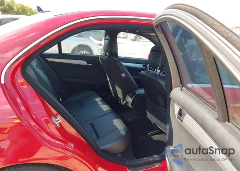 2013 Mercedes-Benz C 250 Sport z USA, uszkodzony, nr VIN WDDGF4HB5DR272495